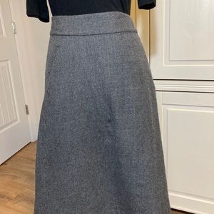 Beautiful, like new grey wool skirt Banana Republic lined skirt with pockets!!